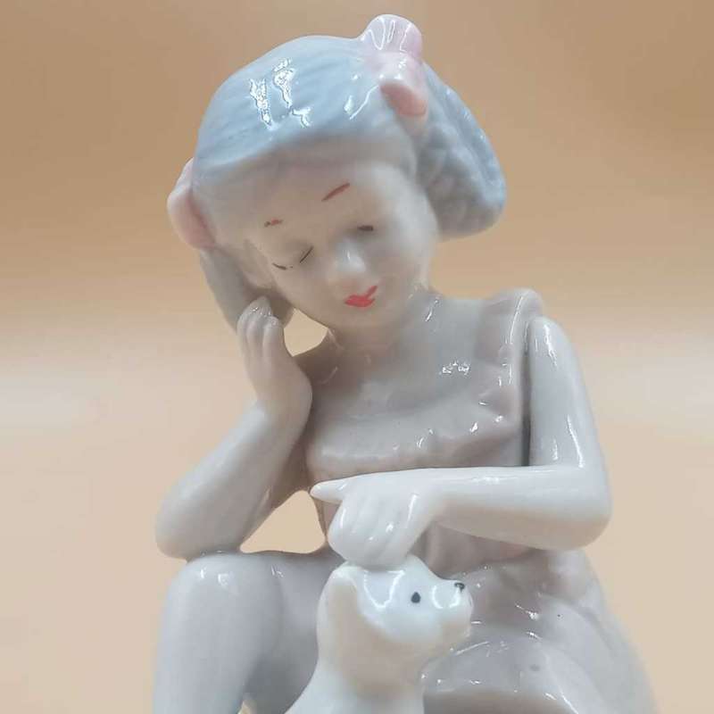 Heritage Collection Figurine - Girl & Kitten