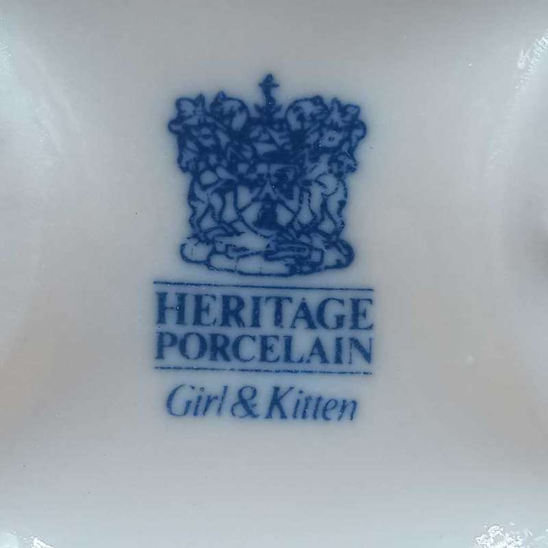 Heritage Collection Figurine - Girl & Kitten
