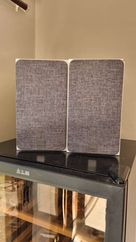 Dali Oberon 3 Speakers & Dali Opticon Vocal Centre Speaker plus stands