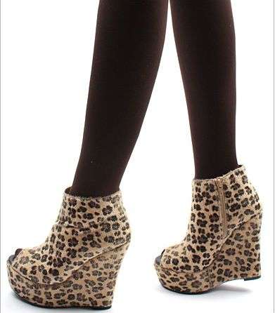!!NEW!! Leopard Print Platform Wedges (2.5 - 6)