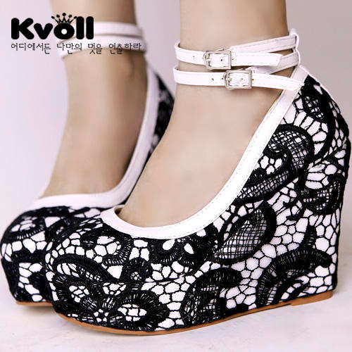 !!NEW!! Designer Lace Covered Wedges in Black/White (2 - 6)