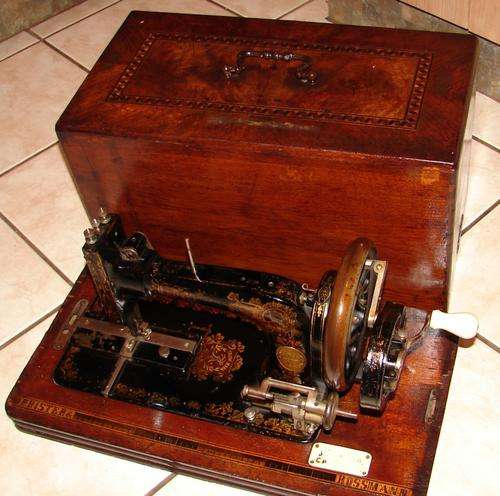 Beautiful Antique Frister & Rossman Sewing Machine in beautiful wooden box
