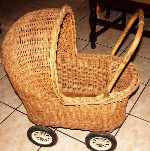 Beautiful vintage Wicker Dolls pram-L 60cm, W 40cm and H 70cm
