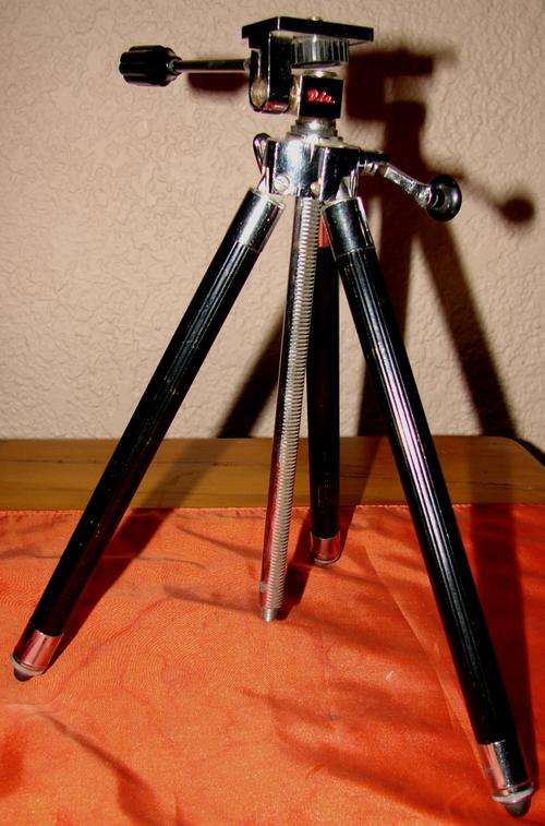 Vintage good quality Dia Camera tripod-extends up to 115 cm-Folded 28 cm
