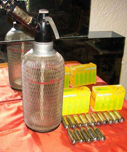 Vintage Siphon Seltzer Soda Stream bottle/wire mess + 15  CO 2 bulbs-Height 32 cm and dia. 10 cm