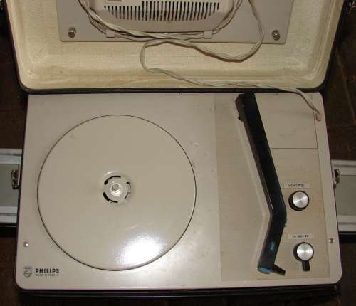 1960`s battery operated portable  Philips record player-(France)-Plays 7 singels, LP`s 33/78-working