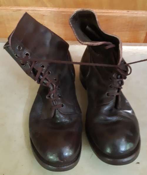 Old SADF leather Waythread boots in good condition-looks like size 10-sole measure 33.5 cm x 11.5 cm