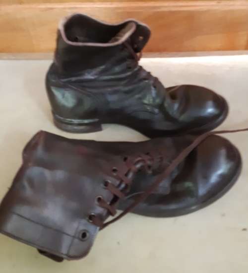 Old SADF leather Waythread boots in good condition-looks like size 10-sole measure 33.5 cm x 11.5 cm