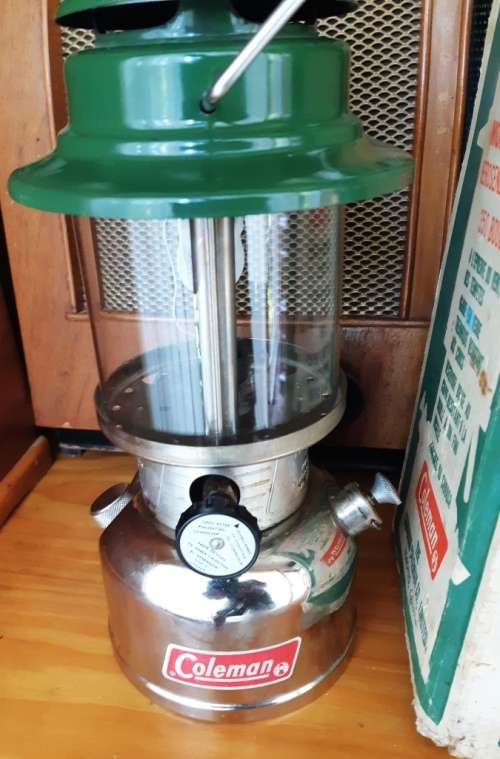 Vintage Coleman 339 -Feb 1976  Canada-Kerosene Lamp-clean and in good condition/working-original box