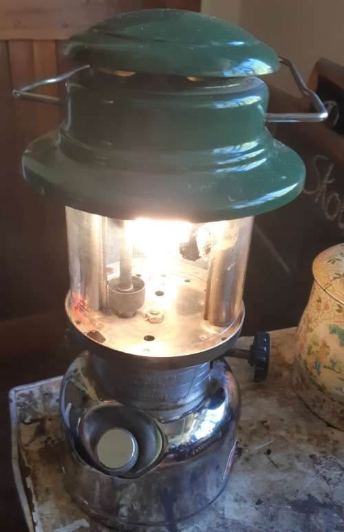 Vintage Coleman 339 -Feb 1976  Canada-Kerosene Lamp-clean and in good condition/working-original box