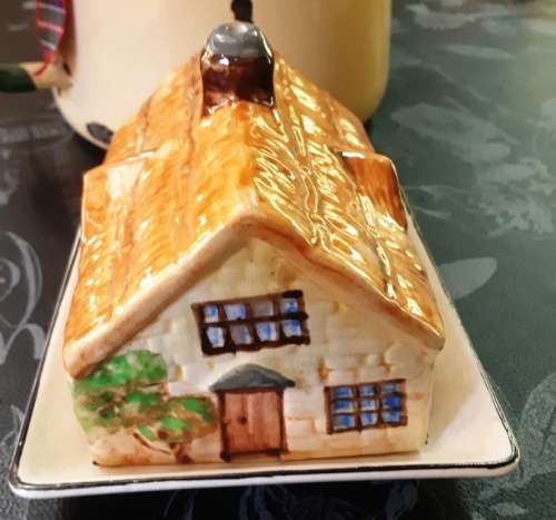 Beautiful vintage Beswick Ware England Butter House Dish-H 12 cm, BD  16.5 cm x 14 cm