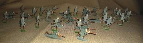 40 Vintage 2 dimensional lead soldiers