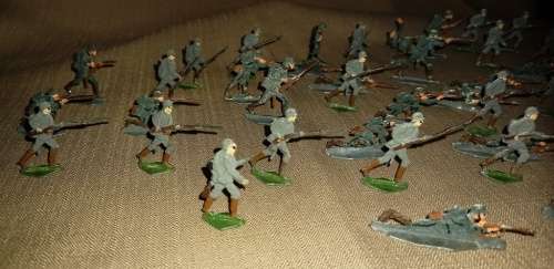 40 Vintage 2 dimensional lead soldiers