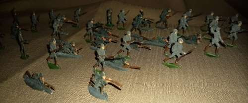40 Vintage 2 dimensional lead soldiers