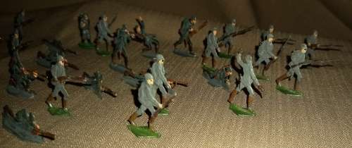 40 Vintage 2 dimensional lead soldiers