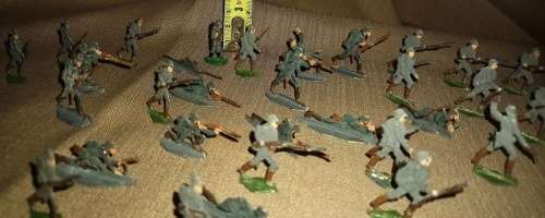 40 Vintage 2 dimensional lead soldiers