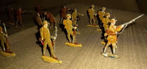 21 Vintage 2 dimensional lead soldiers