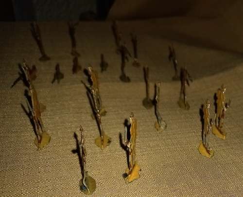 21 Vintage 2 dimensional lead soldiers