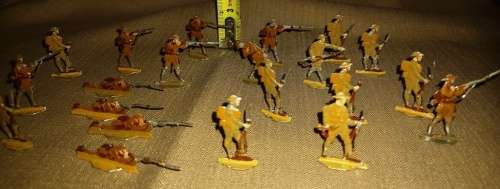 21 Vintage 2 dimensional lead soldiers
