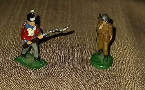 2 Vintage lead soldiers-painted-height 3 cm-good condition