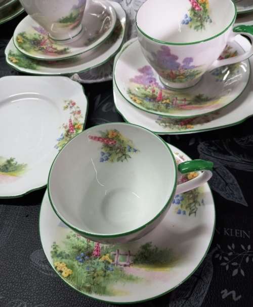 Beautiful  21 piece vintage Bell China -Made in England "Meadowside" Tea Set