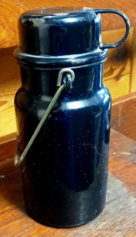 Vintage black enamel dixie with cup in good condition