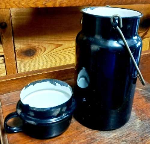 Vintage black enamel dixie with cup in good condition