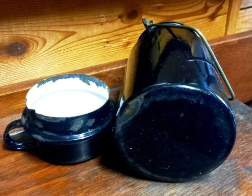 Vintage black enamel dixie with cup in good condition
