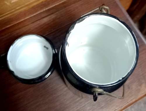 Vintage black enamel dixie with cup in good condition
