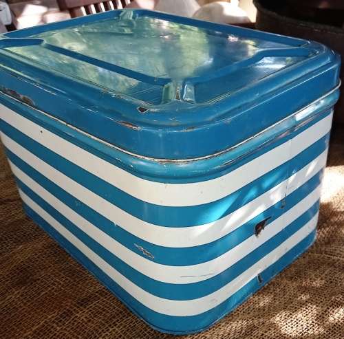 Vintage Goodhope ware Blue and white Bread tin in good condition-no dents/rust