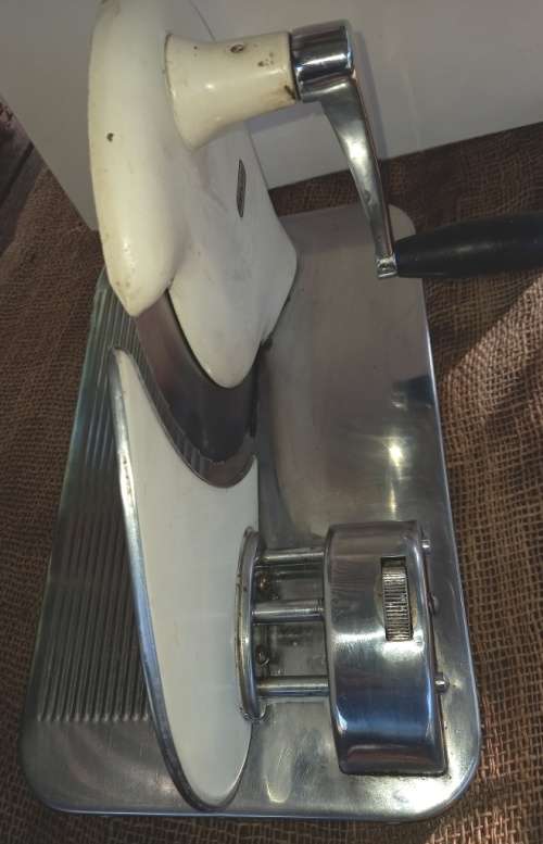 Vintage quality Pineware Bread Slicer in good working condition with good stainless steel blade