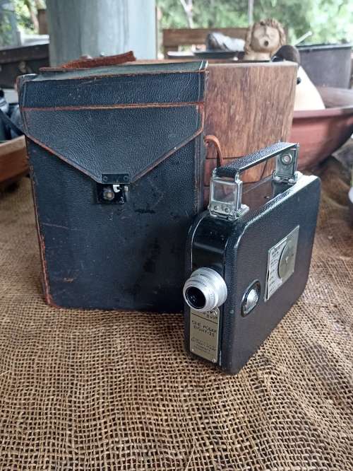 Vintage Cine-kodak Eight-25 movie Camera in leather pouch-good condition and working