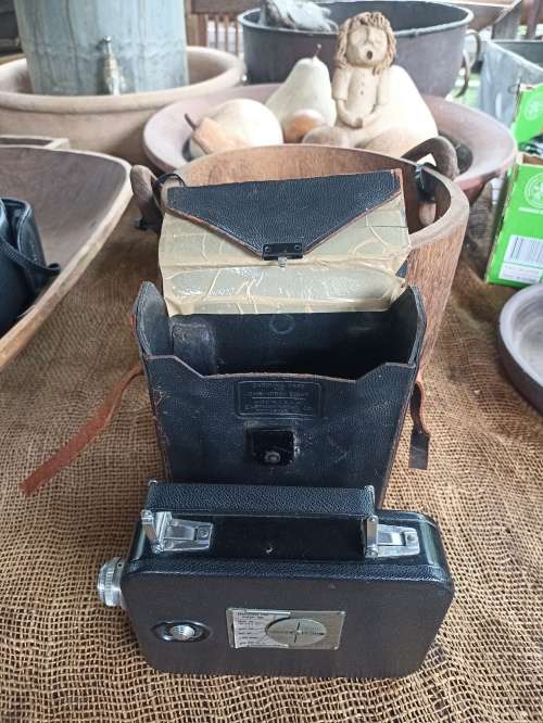 Vintage Cine-kodak Eight-25 movie Camera in leather pouch-good condition and working