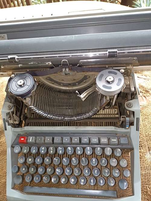 Vintage Olivetti 82 Diaspron Double Page roller Typewriter-circa 1950-complete working