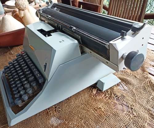 Vintage Olivetti 82 Diaspron Double Page roller Typewriter-circa 1950-complete working