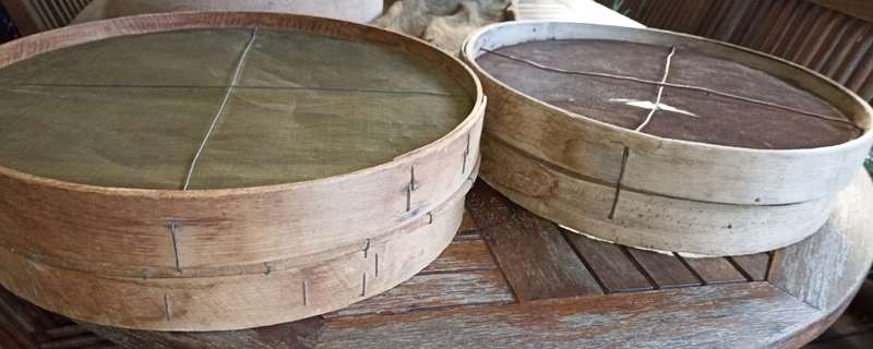 2 x Old wooden Sieves-TD 43cm, H 11 cm and TD 40 cm x H 10 cm-Sell per Sifter and not lot
