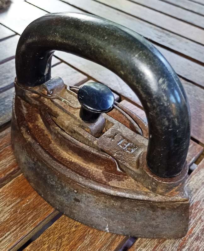 Vintage Cast Iron clothing Iron with clip on/off handle