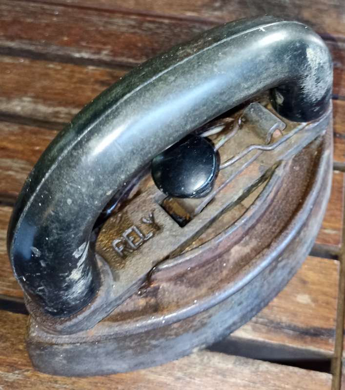 Vintage Cast Iron clothing Iron with clip on/off handle