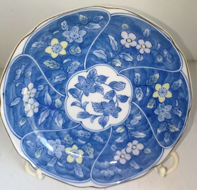 Beautiful 16 cm hand decorated Oriental small plate/bowl