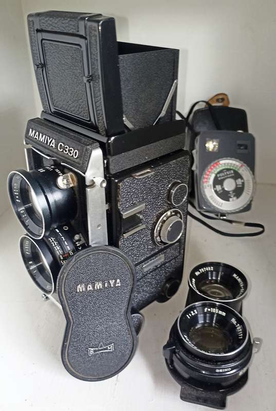 Mamiya C330 Prof. TLR 120/220 Film Camera Blue Dot 2.8/80&3.5 105 mm lenses/Light meter/carry case