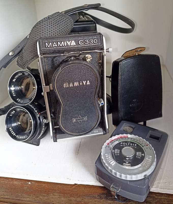 Mamiya C330 Prof. TLR 120/220 Film Camera Blue Dot 2.8/80&3.5 105 mm lenses/Light meter/carry case