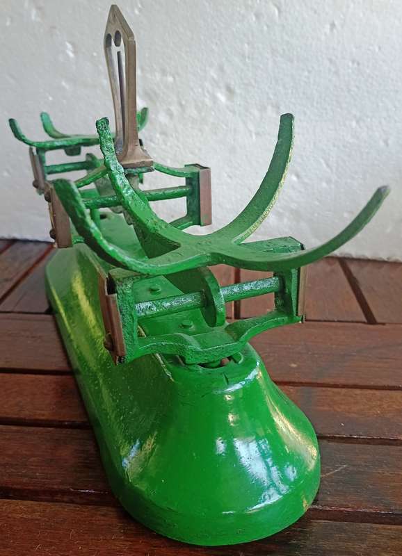 Vintage small green balancing scale without buckets-working