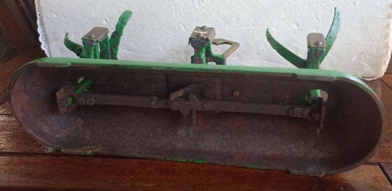 Vintage small green balancing scale without buckets-working