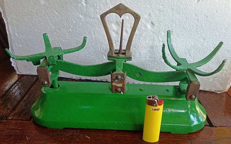 Vintage small green balancing scale without buckets-working