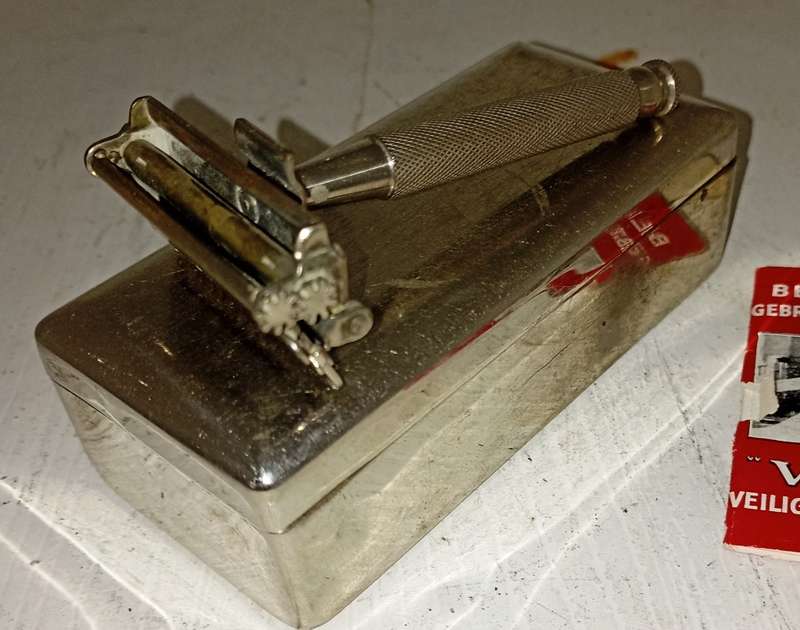 Vintage  "Valet Auto Strop Safety Razor with Manual and original presentation box-good condition
