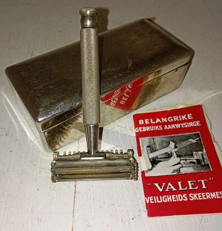 Vintage  "Valet Auto Strop Safety Razor with Manual and original presentation box-good condition