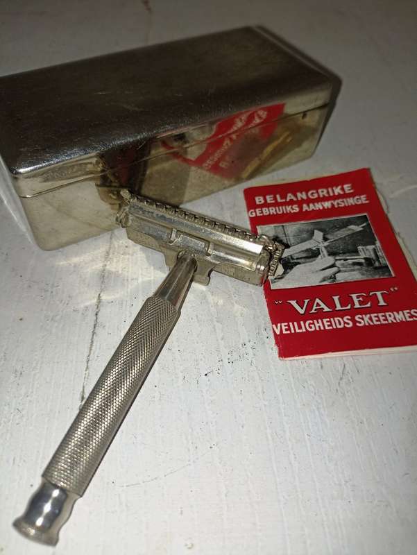 Vintage  "Valet Auto Strop Safety Razor with Manual and original presentation box-good condition