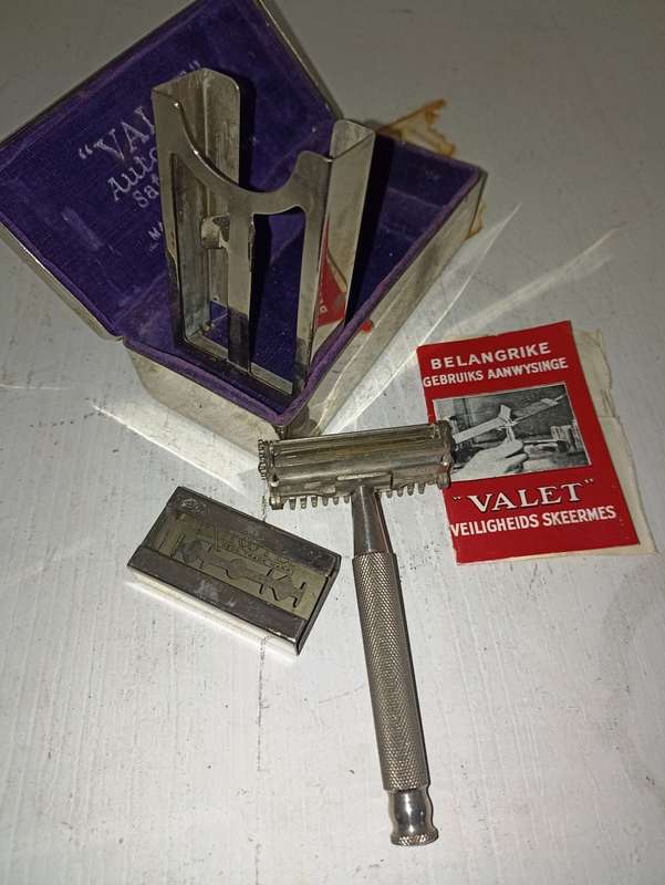 Vintage  "Valet Auto Strop Safety Razor with Manual and original presentation box-good condition