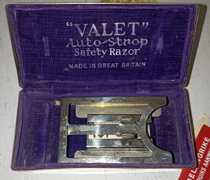 Vintage  "Valet Auto Strop Safety Razor with Manual and original presentation box-good condition