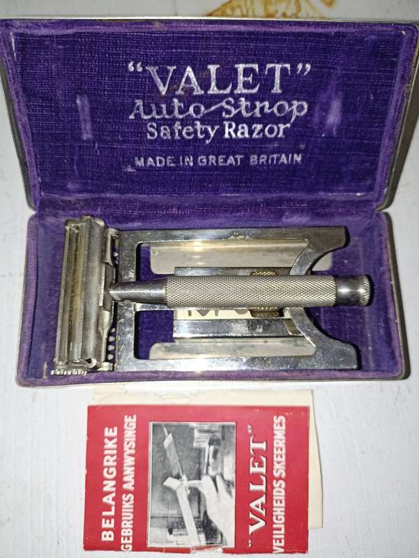 Vintage  "Valet Auto Strop Safety Razor with Manual and original presentation box-good condition